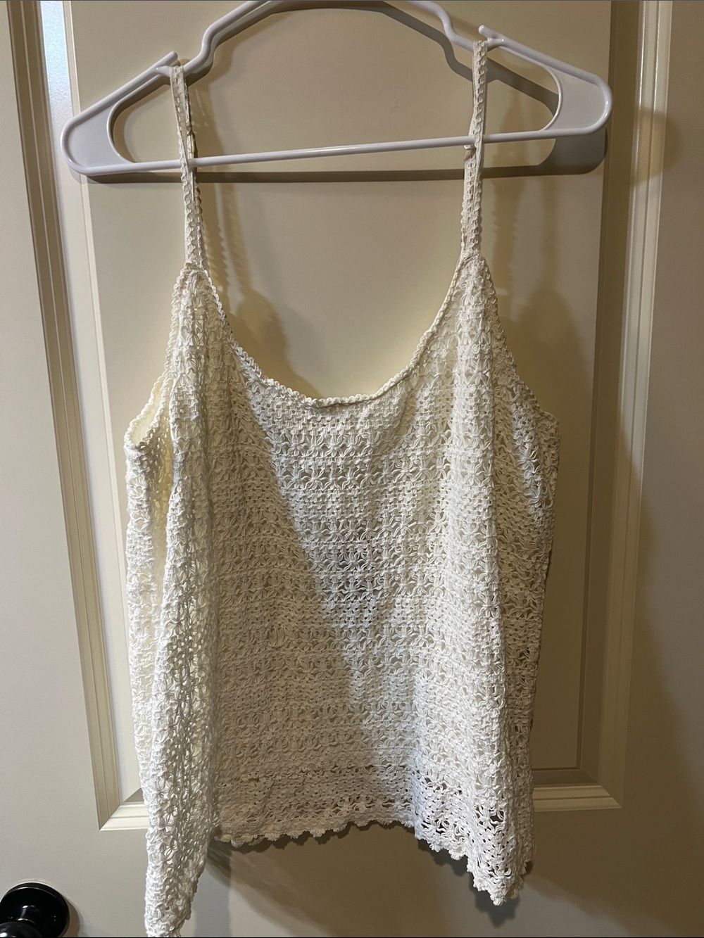 💲2💲if BUNDLED 3 or more $2 items Cream Crochet Camisole Tank H024